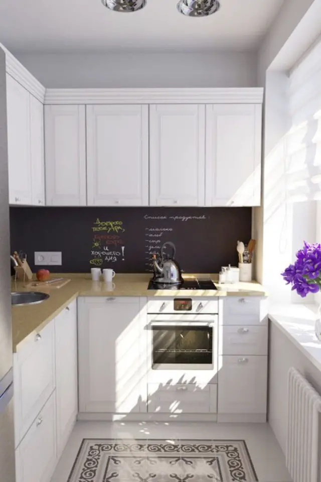 mini cuisine en longueur exemple petit appartement crédence noir mobilier blanc contraste