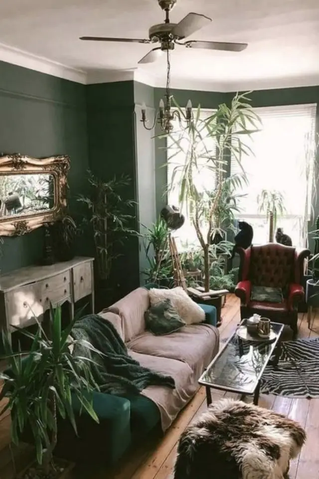 peinture verte plante interieure exemple salon éclectique miroir ancien laiton bow-window lumière