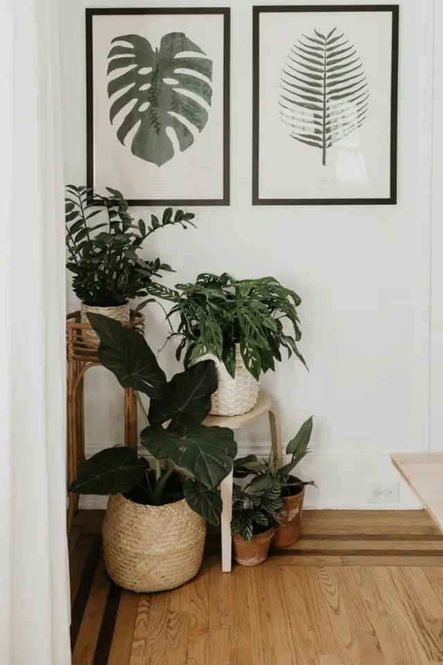 relooker chambre adulte exemple petite plantes vertes dans un angle de la pièce sur tabouret cache pot tressés affiche mural feuille tropicale