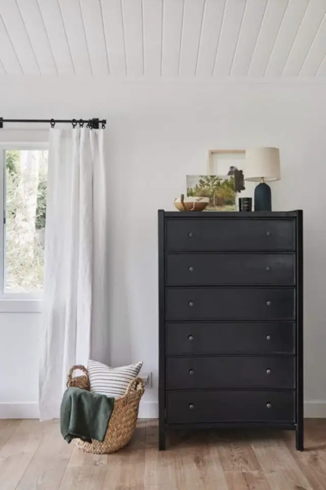 relooker chambre adulte exemple meuble peinture noir élégant chiffonnier 