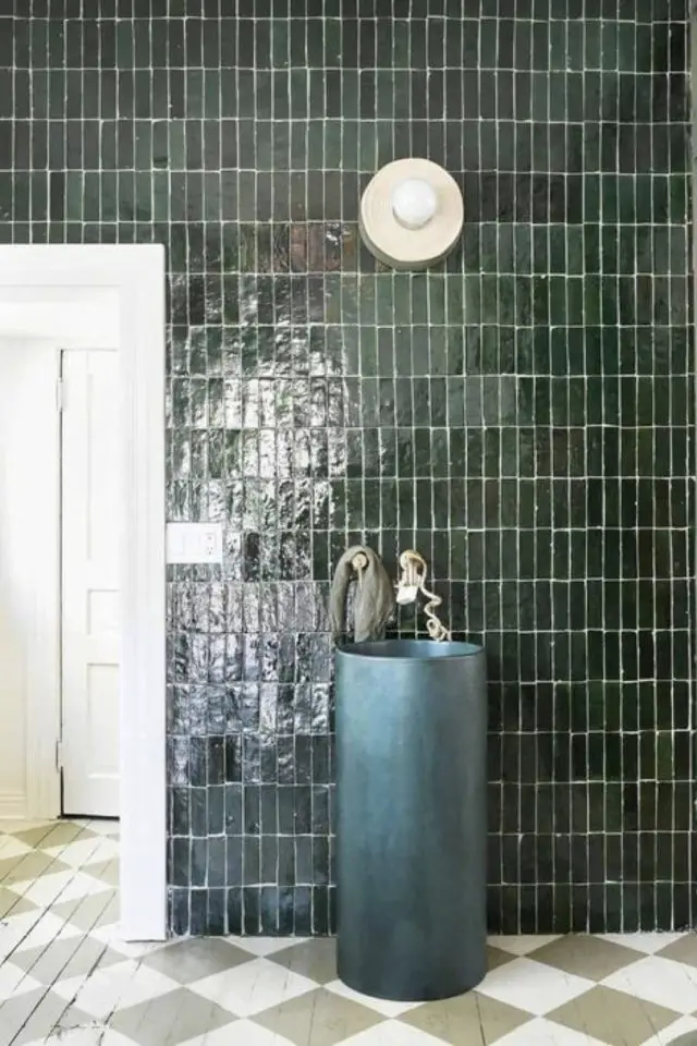 revetement mural zellige vert salle de bain carrelage mural sombre lave main