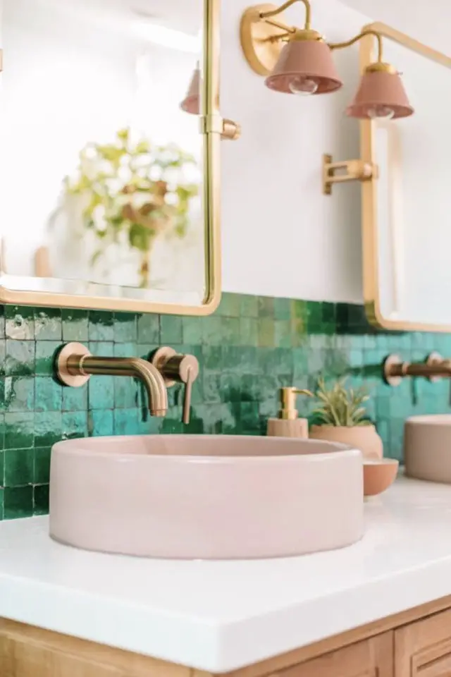 revetement mural zellige vert petite crédence salle de bain féminine vasque ronde rose mitigeur laiton