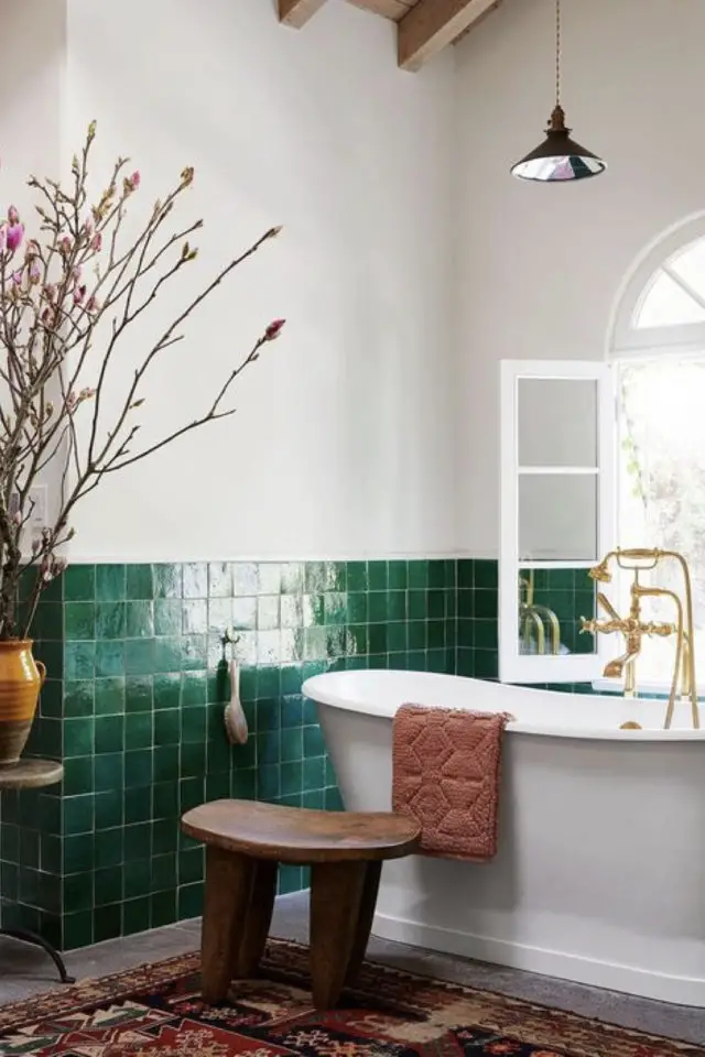 revetement mural zellige vert soubassement salle de bain blanche élégance simple minimale
