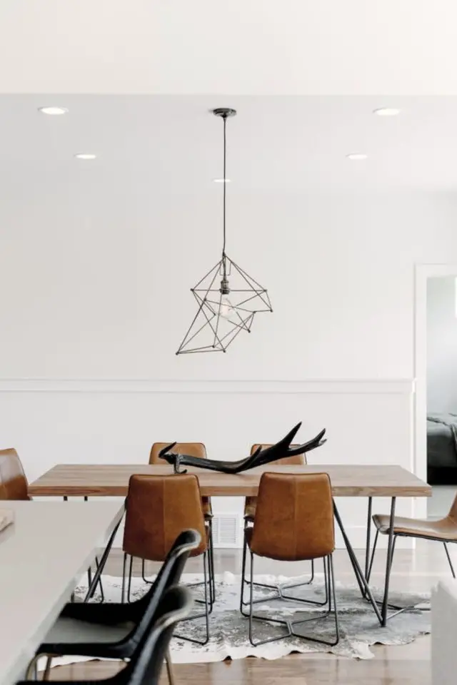 salle a manger luminaire style minimaliste suspension filaire noir dessus table en bois chaise en cuir