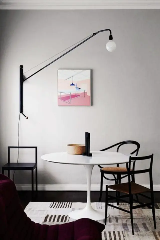salle a manger luminaire style minimaliste applique murale noir au dessus table tulipe blanche coin repas