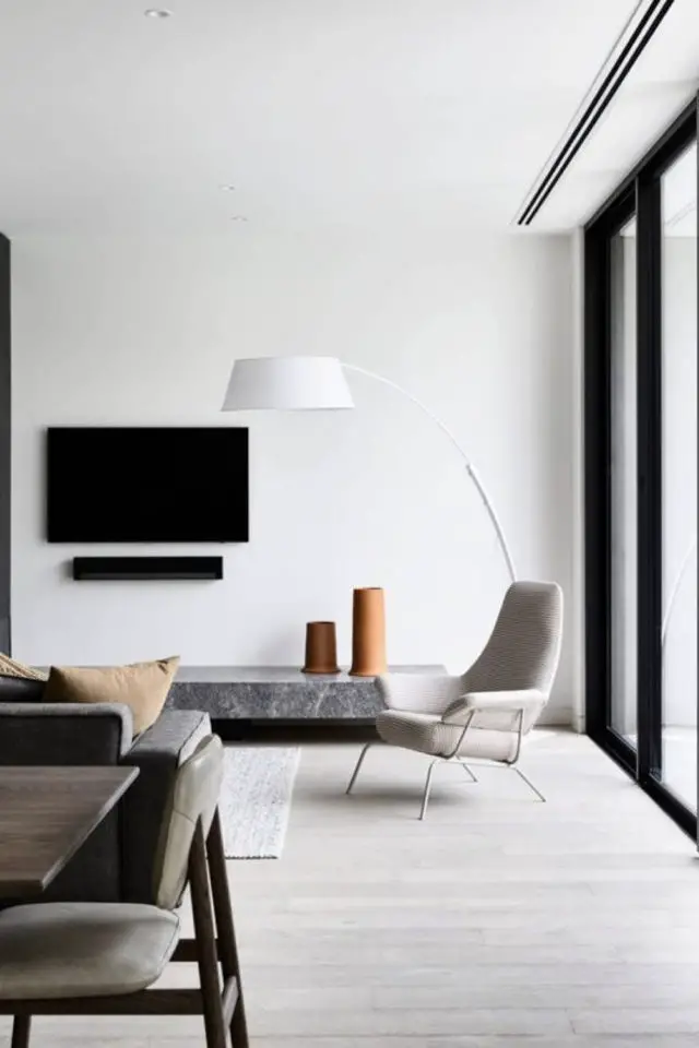 salon style minimal luminaire grande pièce à vivre blanche mobilier sobre lampadaire sur pied articulé abat-jour blanc