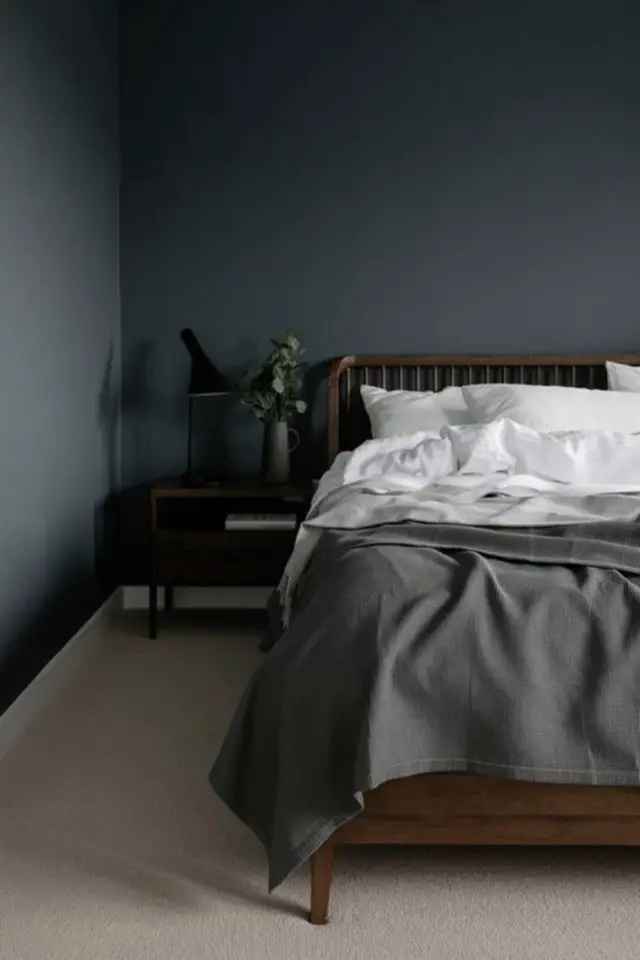 style masculin contraste bois et noir chambre à coucher minimale et élégante tête de lit