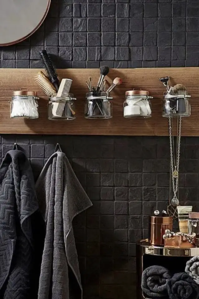style masculin contraste bois et noir salle de bain zellige noir étagère pratique bois
