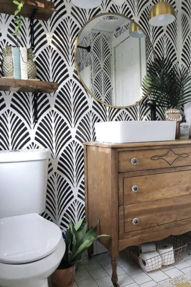 toilettes dans salle de bain exemple à côté du meuble vasque décor noir et blanc bois élégant