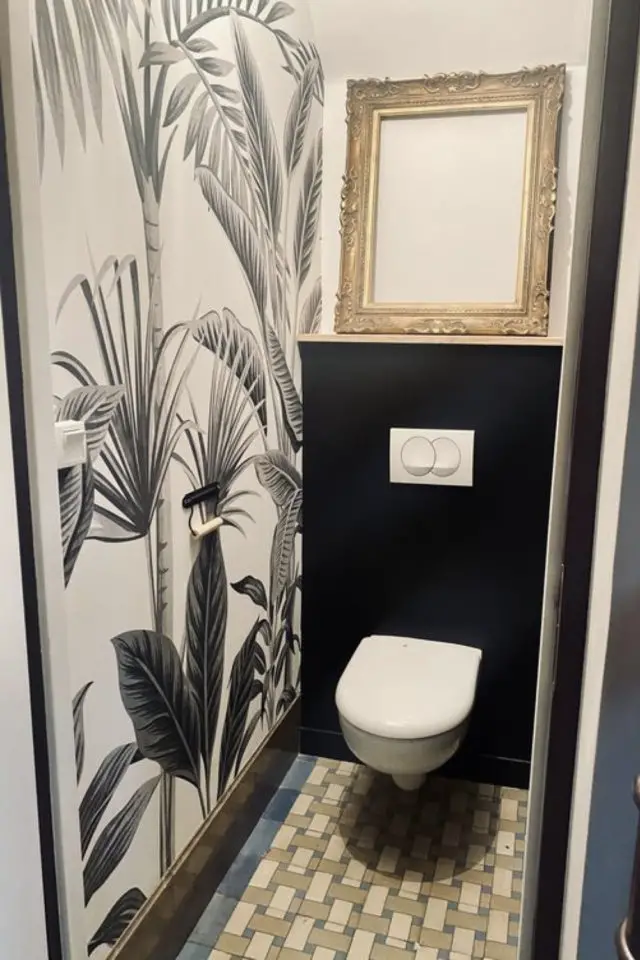 toilettes separes salle de bain decoration suspendu noir blanc papier peint tropical