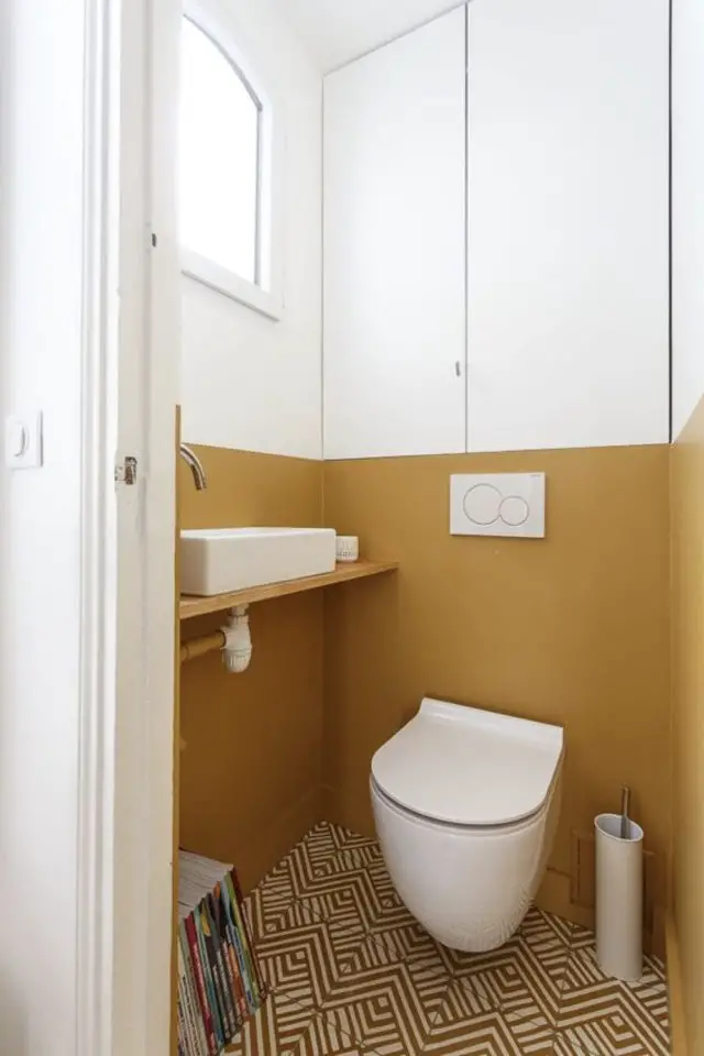 toilettes separes salle de bain decoration simple peinture jaune ocre et blanc lave-main