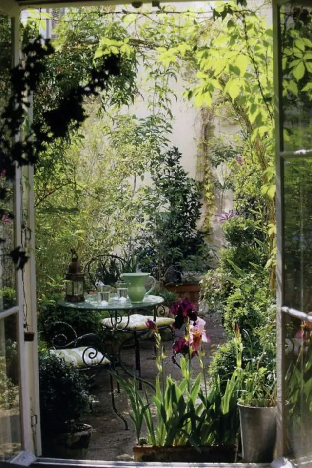 ambiance jardin poetique exemple petite terasse verdoyante table et chaise extérieure en métal