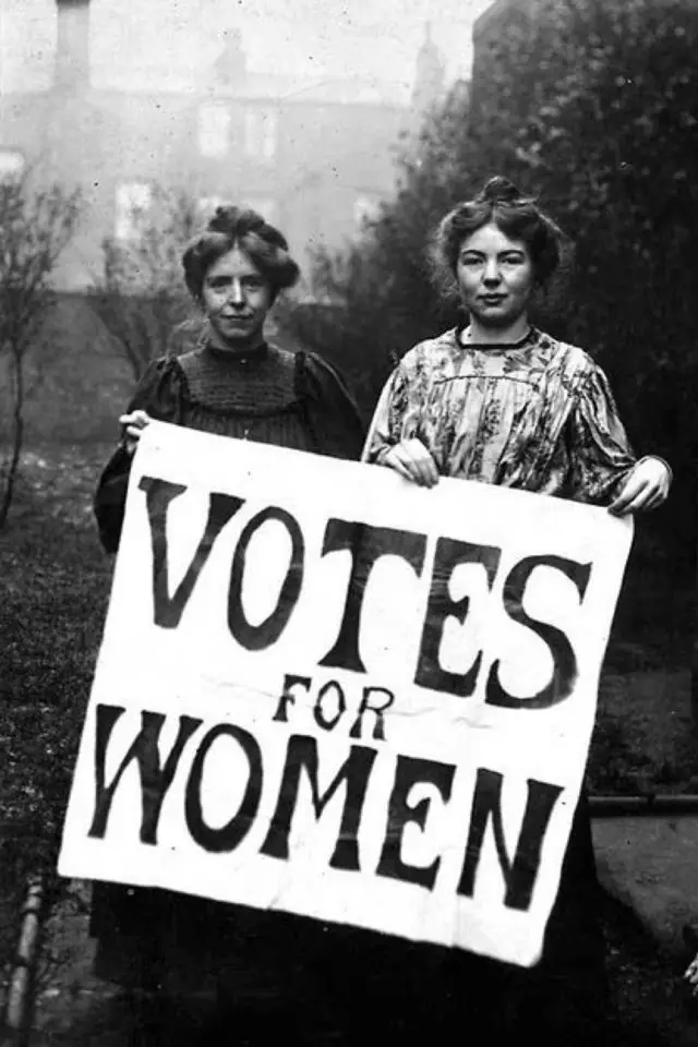 attitude slow politique elections photo en noir et blanc vote des femmes