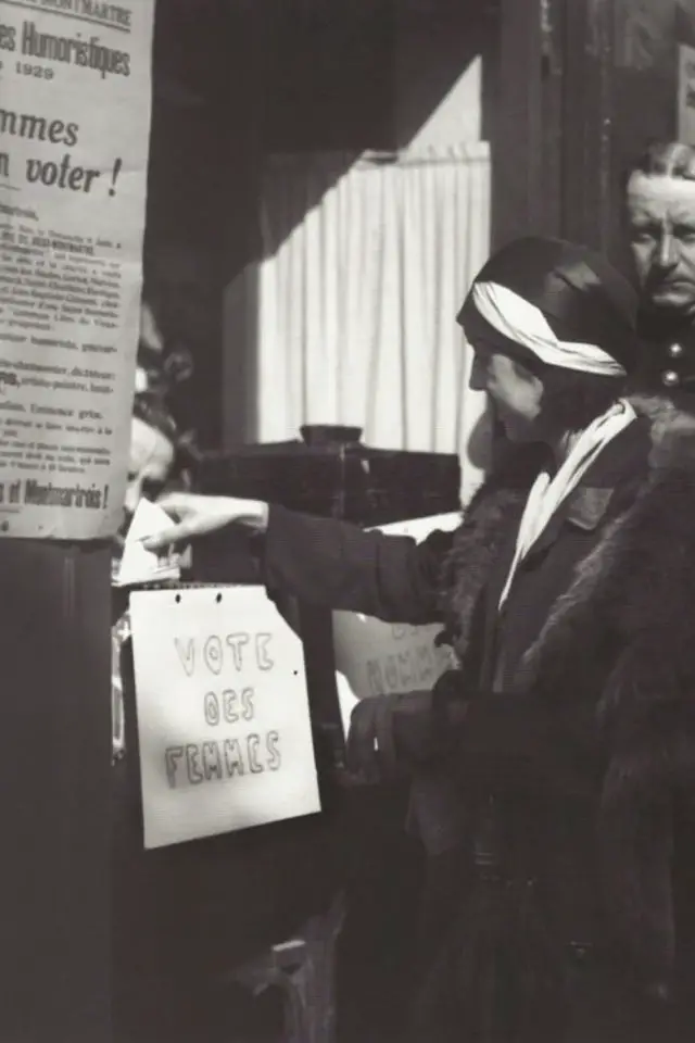 attitude slow politique elections femme qui vote photos noir et blanc vintage