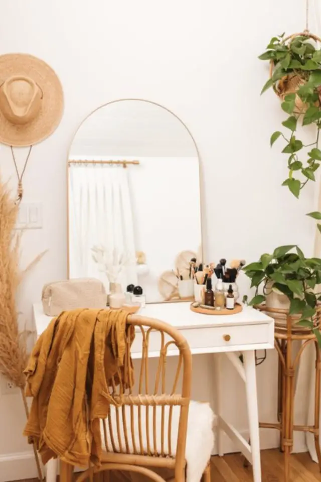 creer coiffeuse avec bureau exemple blanc simple miroir arrondi en haut chaise en bois ambiance bohème moderne