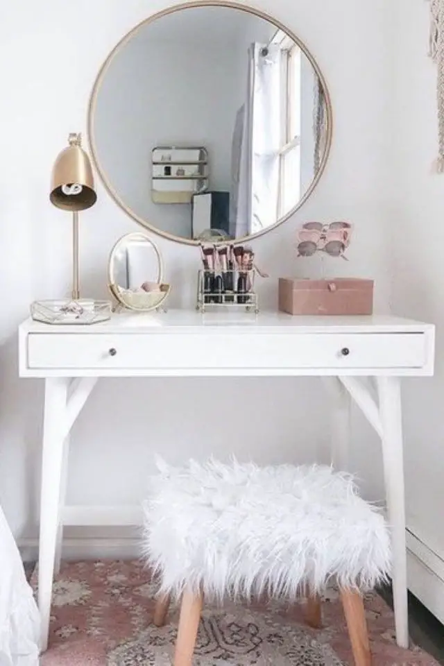creer coiffeuse avec bureau exemple petit espace féminin lampe en laiton miroir rond détail rose tabouret fourrure blanche