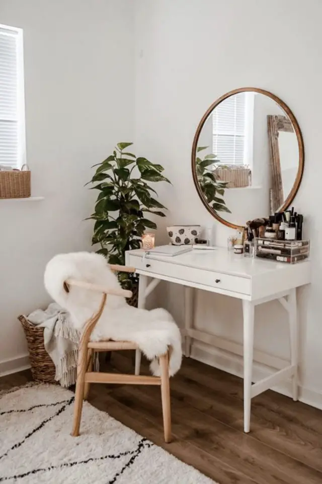 creer coiffeuse avec bureau exemple coin de chambre gain de place miroir rond plante verte chaise et plaid en fourrure