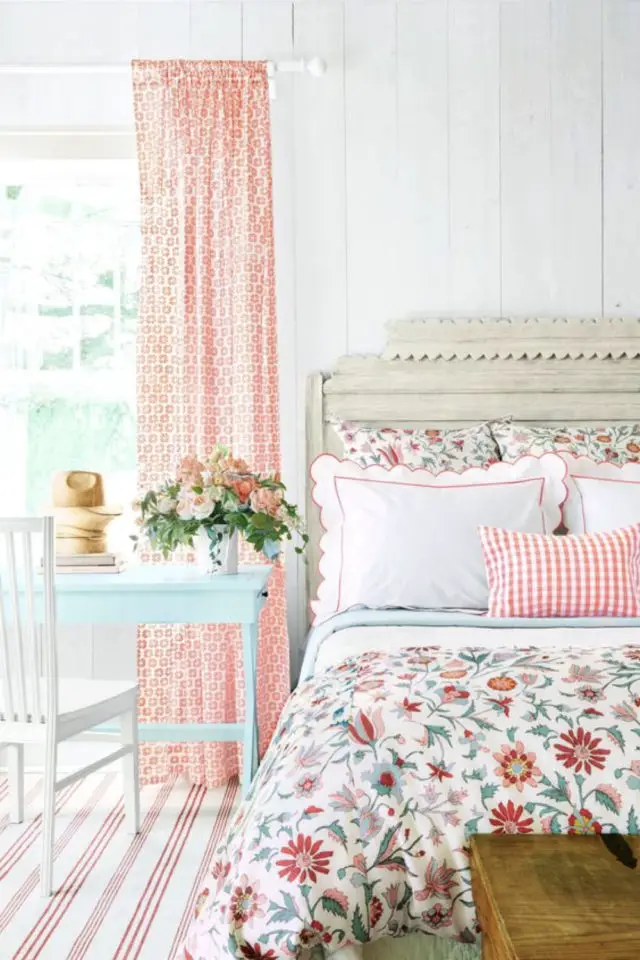 decor printanier chambre adulte linge de lit parure de lit petites fleurs fraicheur rideau rose pastel meuble bleu aqua