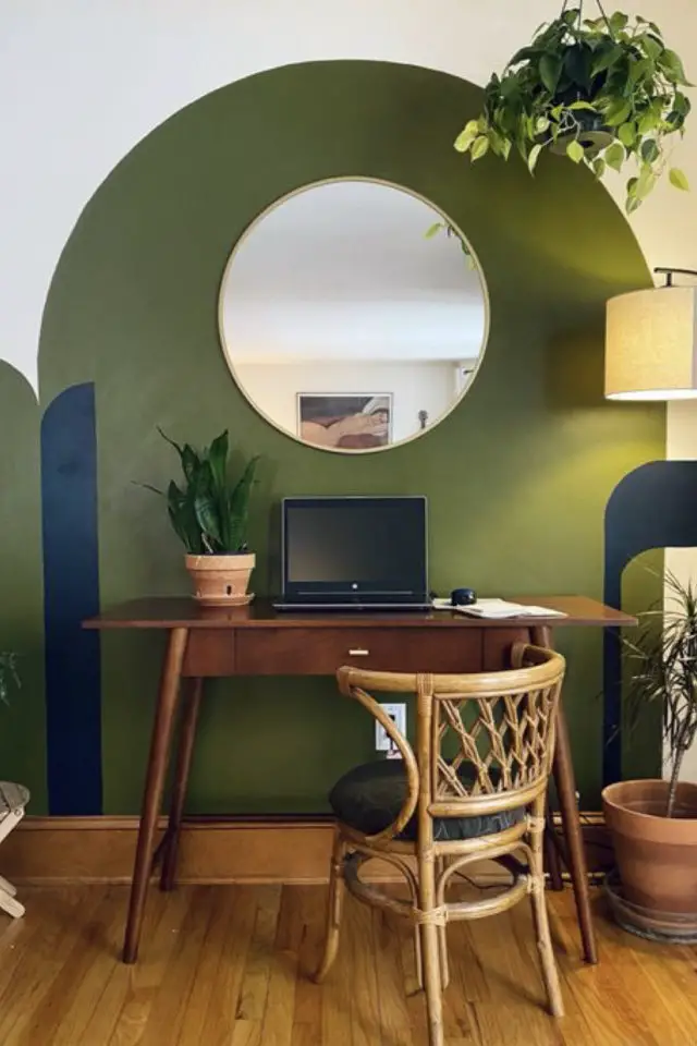 exemple arche peinture miroir rond couleur verte bureau en bois sombre mur accent
