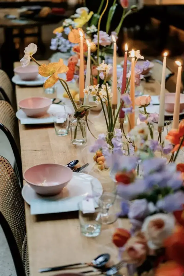 exemple deco table printemps bougies multicolore vaisselle colorée