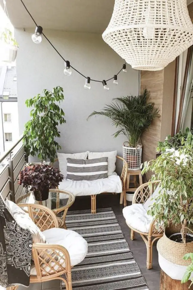 exemple decoration amenagement balcon moderne petit espace chic blanc bois neutre guirlande fauteuil