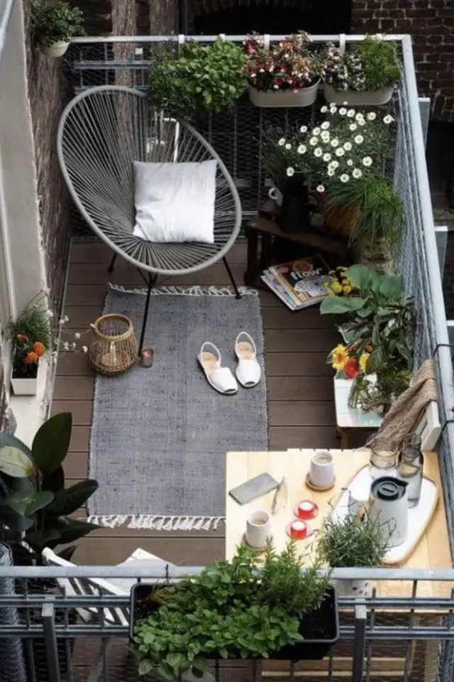 exemple decoration amenagement balcon moderne vue de dessus tapis fauteuil petite table plantes extérieures