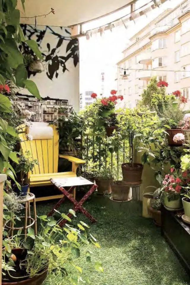 exemple decoration amenagement balcon moderne plantes vertes accrochées garde-corps fauteuil couleur jaune