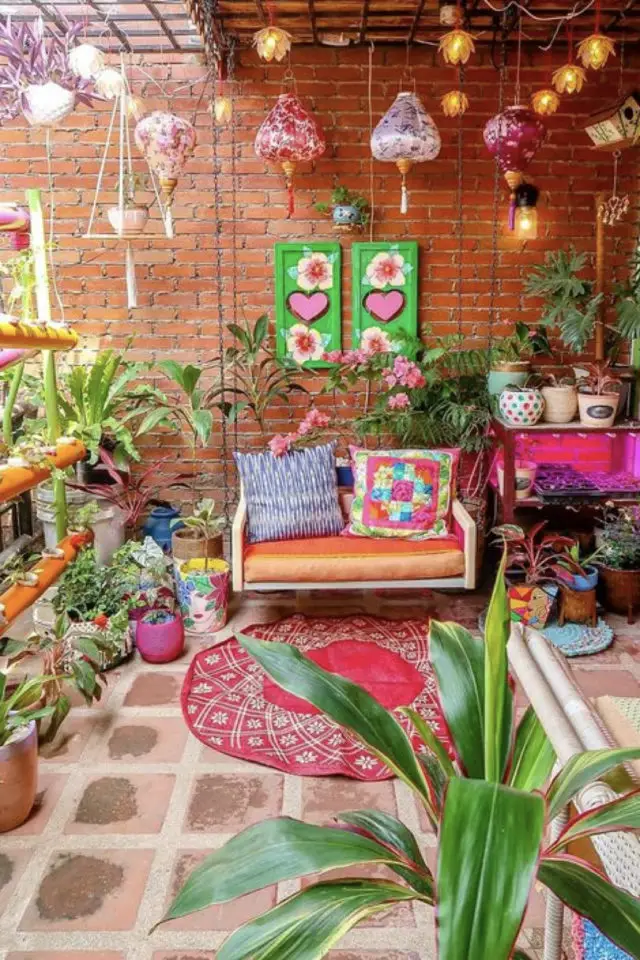 exemple decoration amenagement balcon moderne hippie coloré banquette meuble plantes bonne humeur
