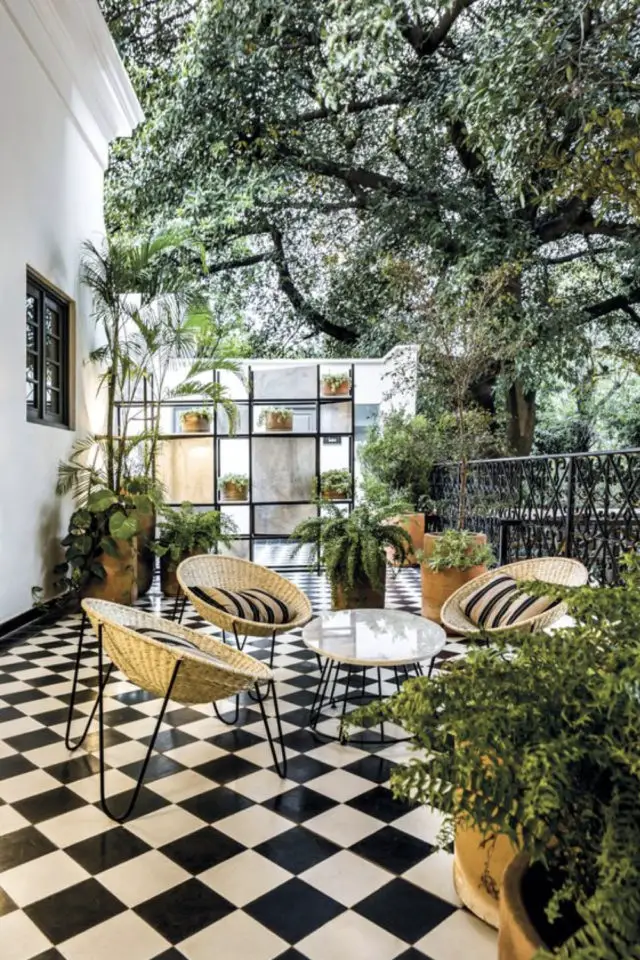 exemple decoration amenagement balcon moderne grand volume plantes arbuste salon de jardin fauteuil design