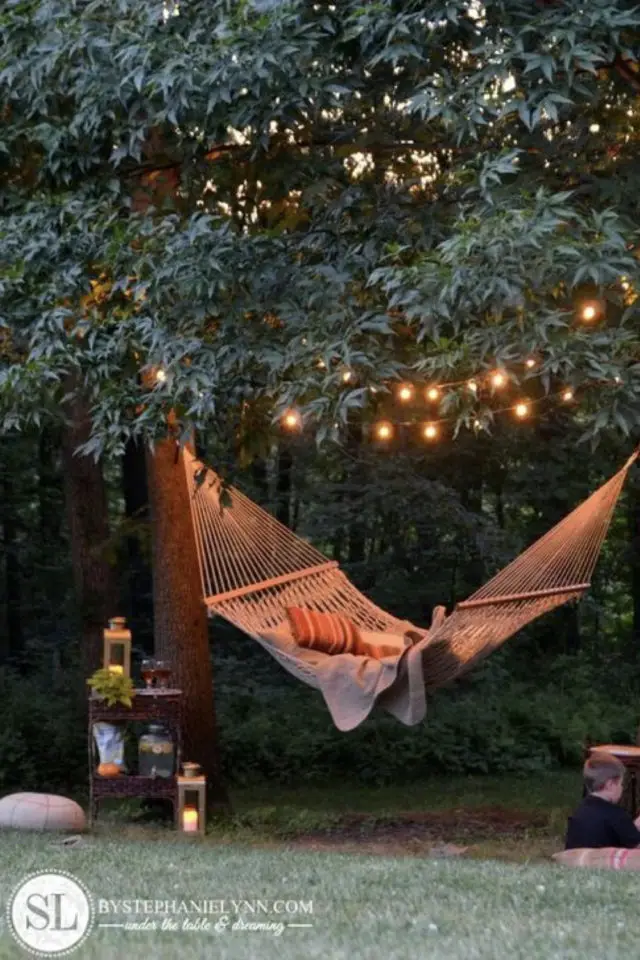 exemple meuble jardin repos hamac suspendu pergola guirlandes lumineuse dormir à la belle étoile