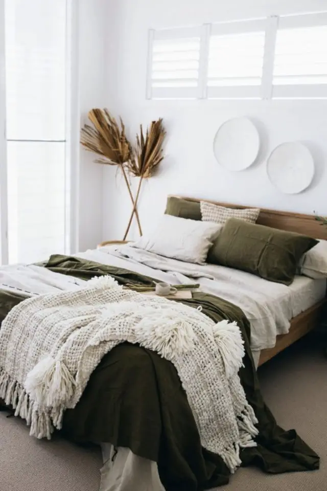 exemple mise en scene coussin chambre style slow living couleur kaki et blanc simple élégant