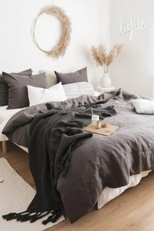 exemple mise en scene coussin chambre ambiance slow living couleur neutre gris simple accumulation oreiller