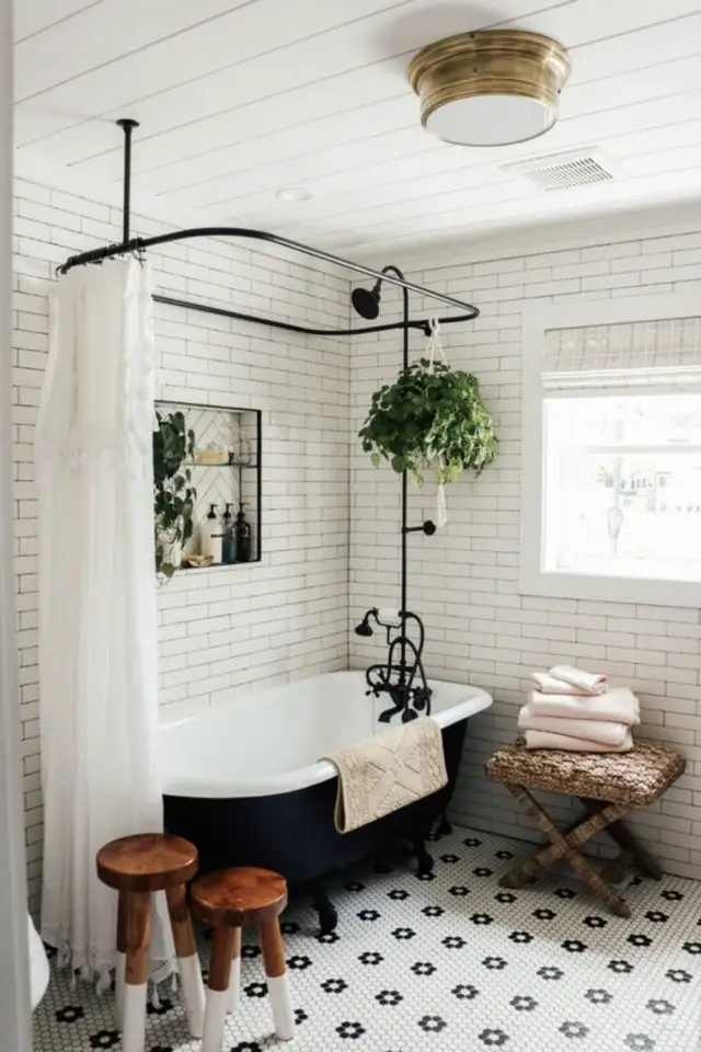 exemple petite salle de bain blanc gris rideau de douche baignoire ancienne noir blanche carrelage mosaïque 