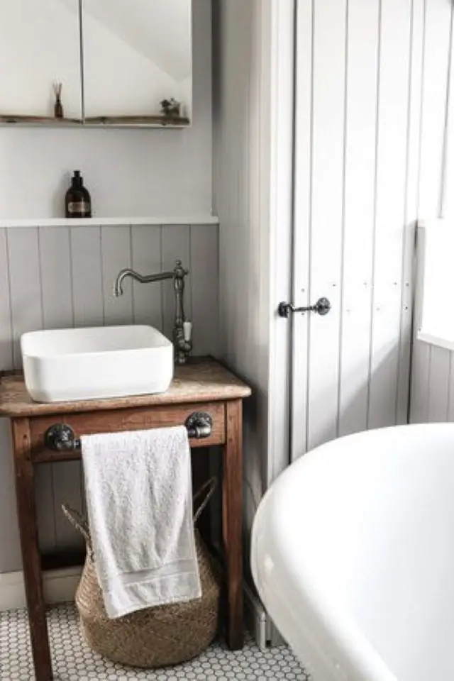 exemple petite salle de bain blanc gris détail meuble bois soubassement gris couleur