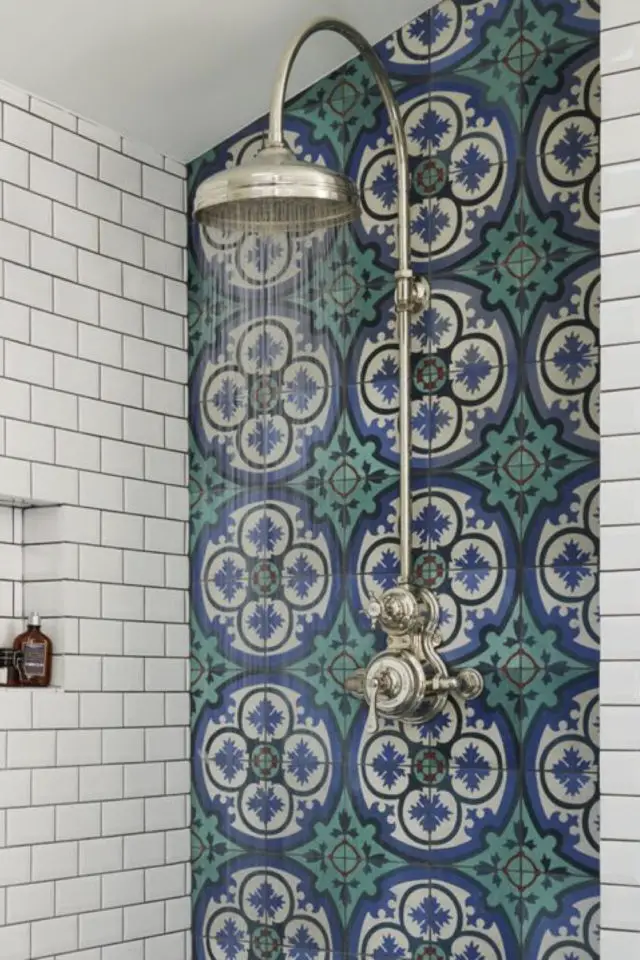 exemple petite salle de bain bleu vert revêtement mural effet carreaux de ciment douche