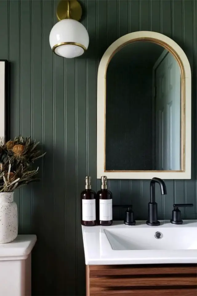exemple petite salle de bain bleu vert lambris peinture sombre intime élégante miroir haut arrondi