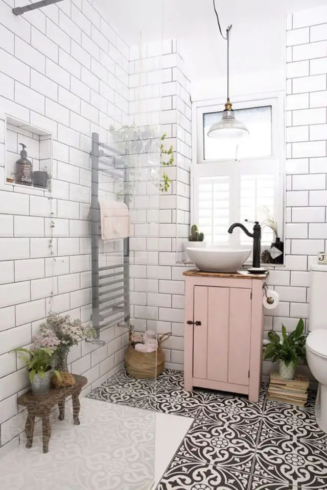 exemple petite salle de bain rose meuble vasque récup carrelage blanc