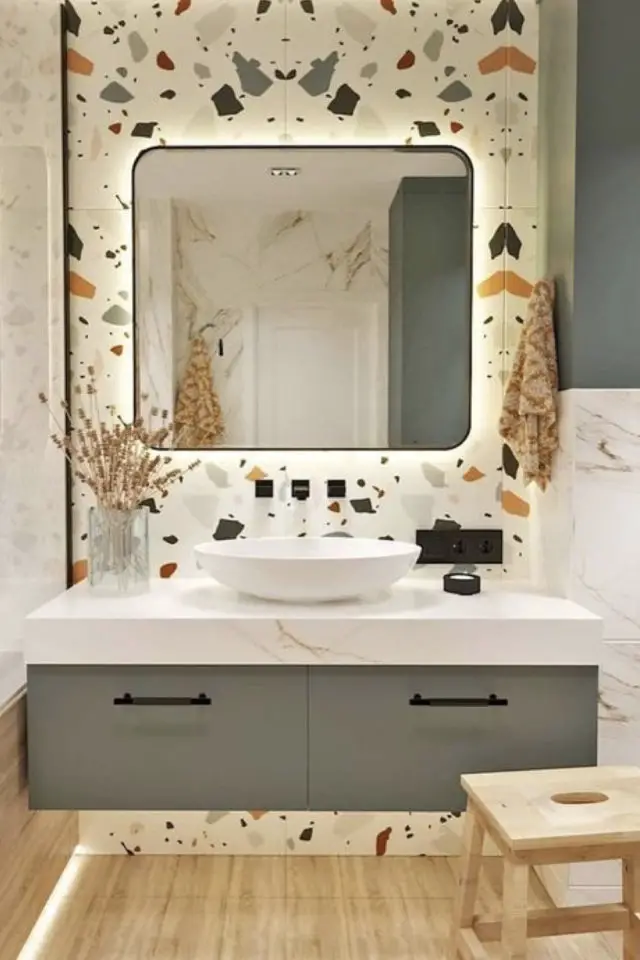 exemple salle de bain miroir simple moderne carré angle arrondi adouci mur en terrazzo meuble vasque vert sauge