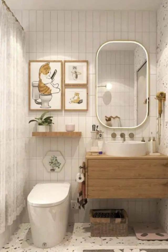 exemple salle de bain miroir simple moderne carrelage blanc angle arrondi meuble en bois