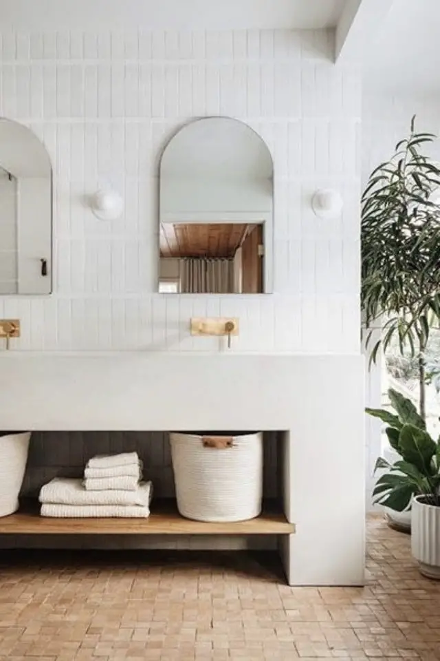 exemple salle de bain miroir simple moderne dessus vasque arrondi sur le haut élégant