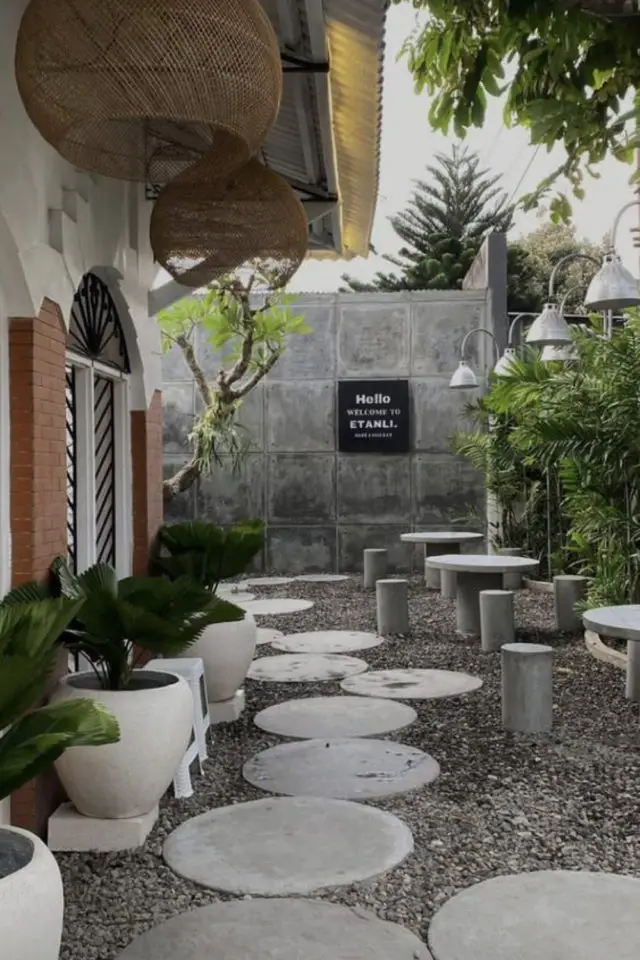 exterieur terrasse gravier exemple dalle béton ronde allée plantes modernes