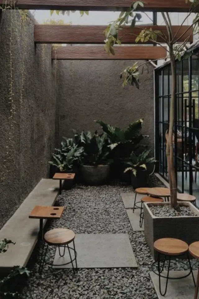 exterieur terrasse gravier exemple petit espace baie vitrée bois plantes
