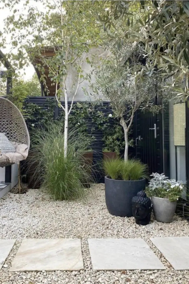 exterieur terrasse gravier exemple allée dalle béton à poser plantes et arbustes