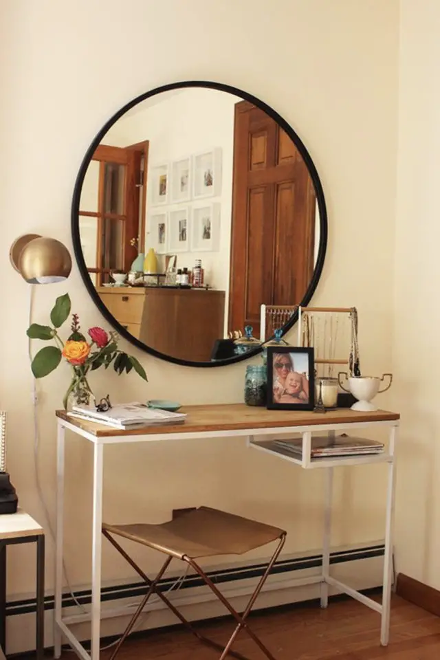 ikea hack exemple coiffeuse chambre VITTSJÖ bureau transformé tabouret pliant cuir miroir rond noir applique murale en laiton
