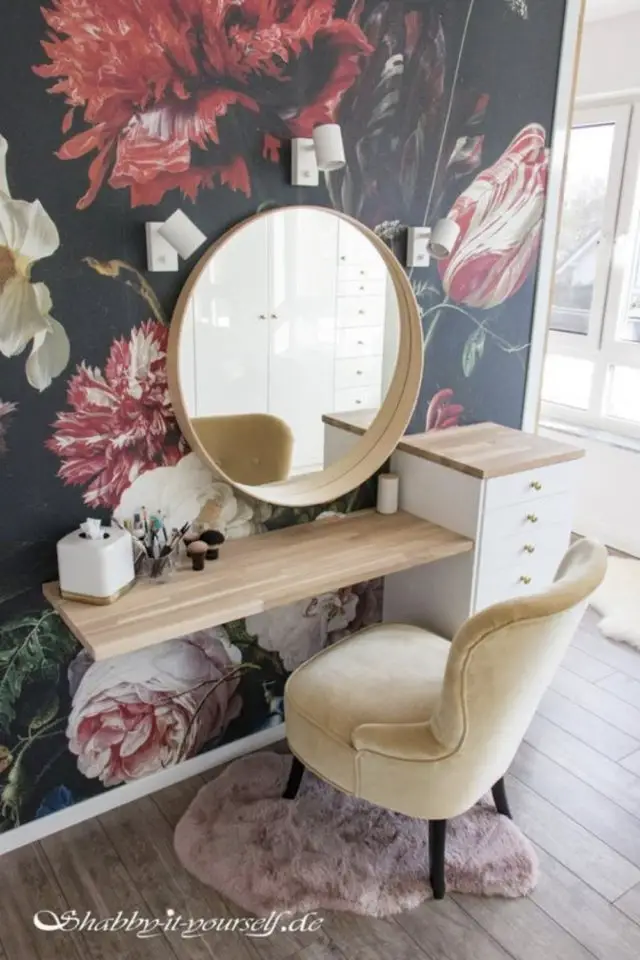 ikea hack exemple coiffeuse chambre coiffeuse avec étagère murale en bois miroir rond papier peint floral