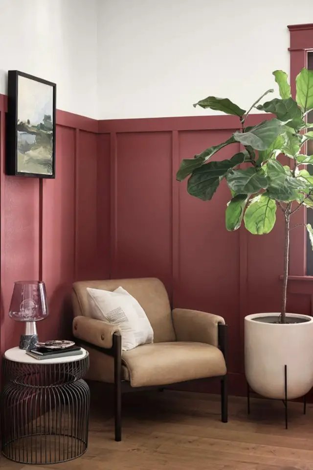 peinture mur rose plantes vertes soubassement couleur framboise salon élégant