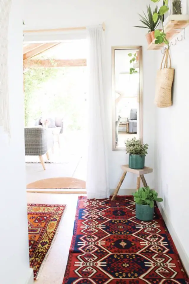 petit tapis style boheme persan coloré espace de passage couloir