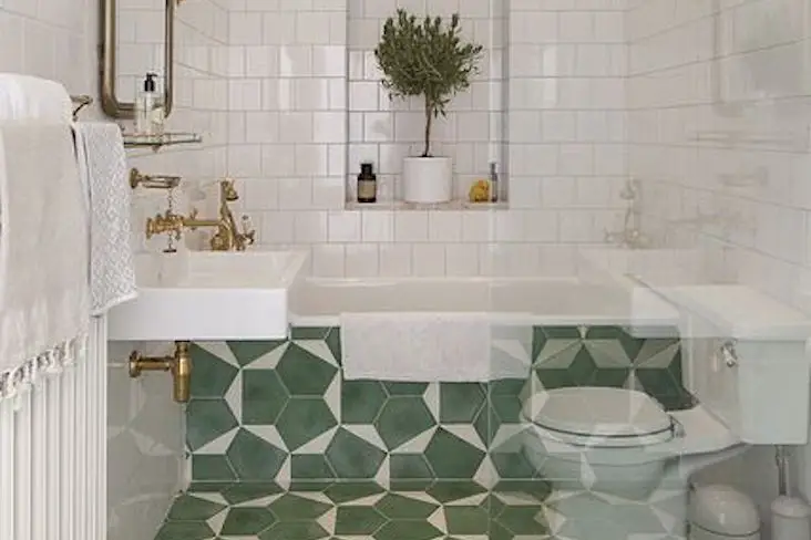 petite salle de bain idee couleur revêtement carrelage sol tablier baignoire