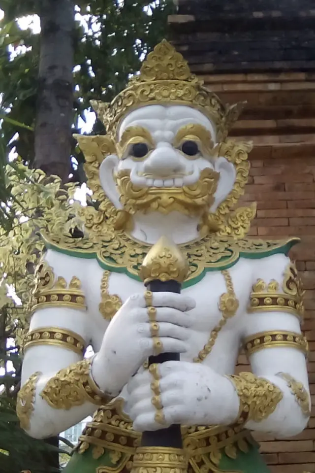 pourquoi voyager thailande statue temple bouddhiste démon blanc culture thaÏlandaise