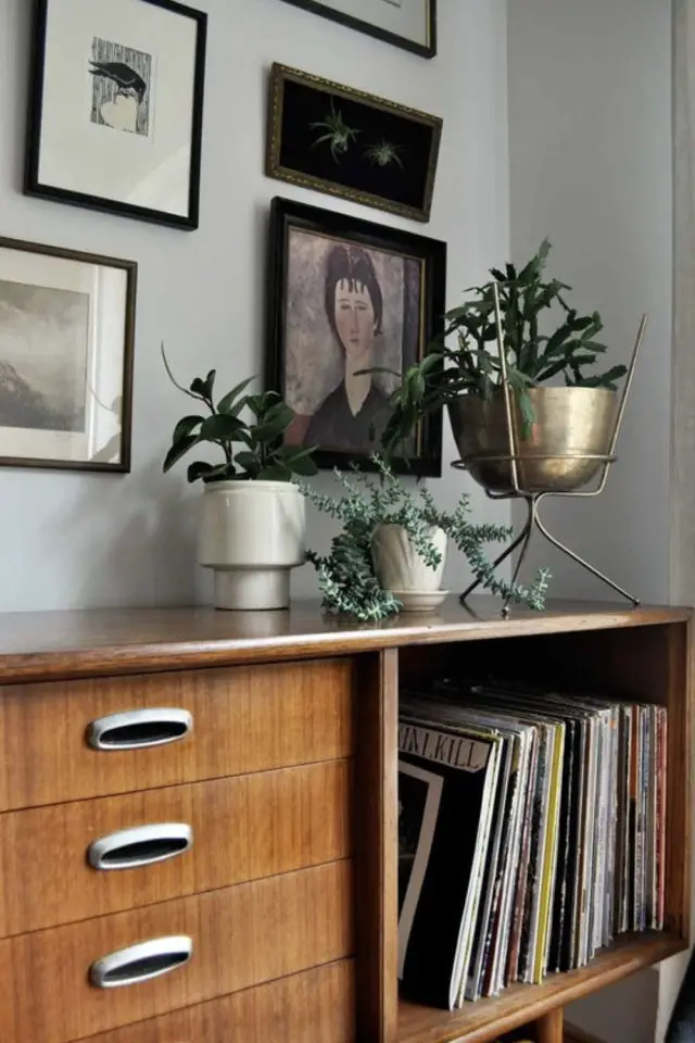 quelle variete plantes dessus meuble buffet vintage bois mid century modern cache pot déco murale